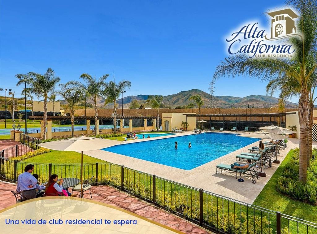 Área de alberca con jardineras